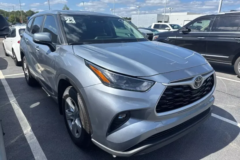 2023 Toyota Highlander L photo 1
