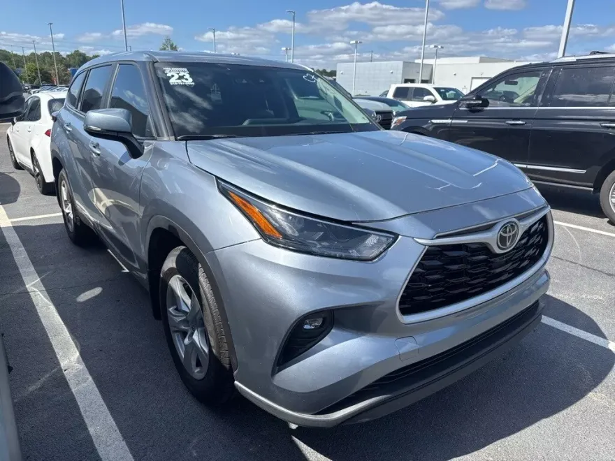 2023 Toyota Highlander L photo 1