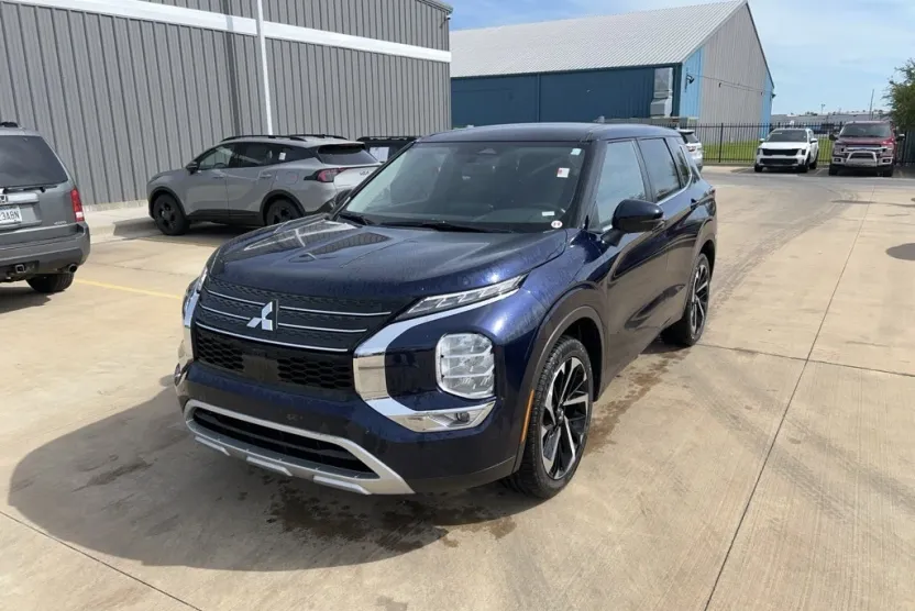 2024 Mitsubishi Outlander SE photo 1