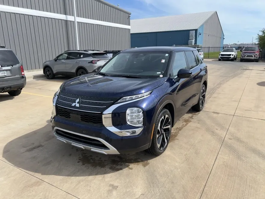 2024 Mitsubishi Outlander SE photo 1