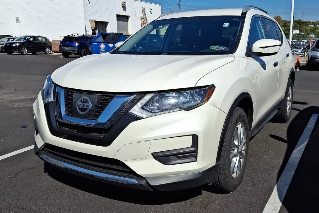 2017 Nissan Rogue SV photo 1
