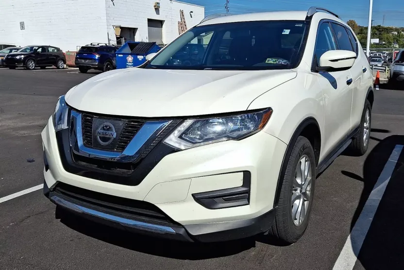 2017 Nissan Rogue SV photo 1