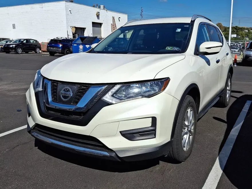 2017 Nissan Rogue SV photo 1