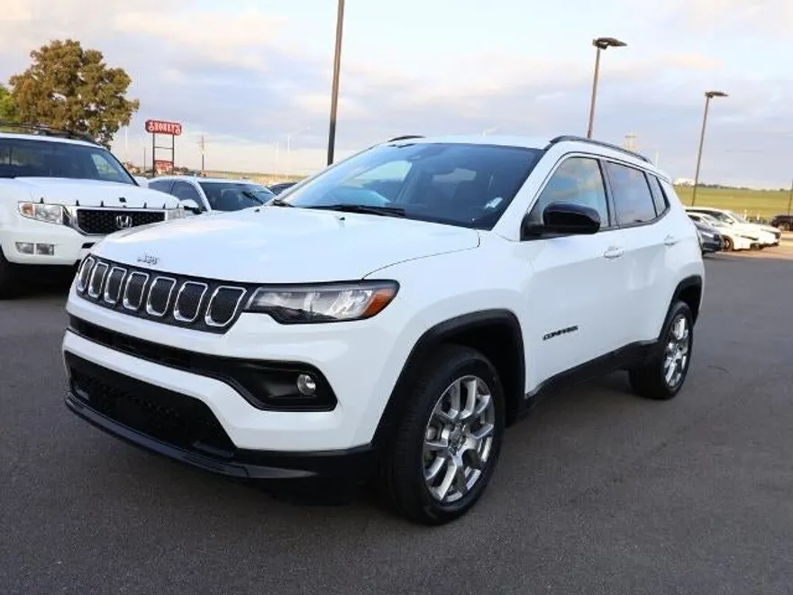 2022 Jeep Compass Latitude Lux photo 1