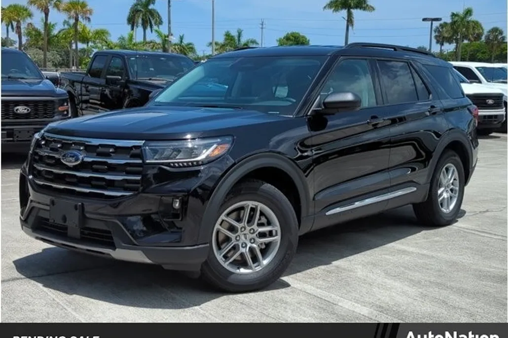 2025 Ford Explorer photo 1