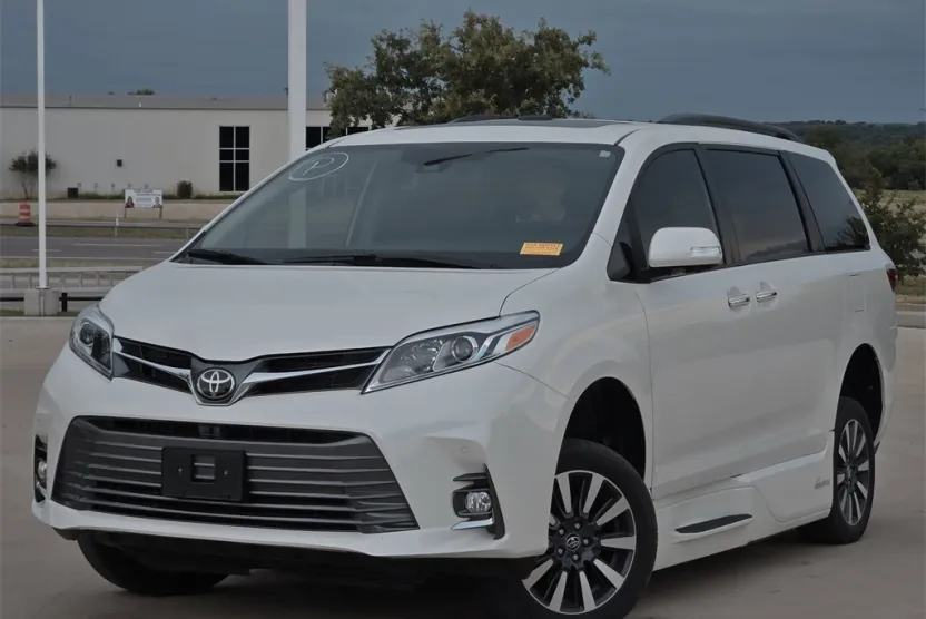 2019 Toyota Sienna Limited Premium photo 1