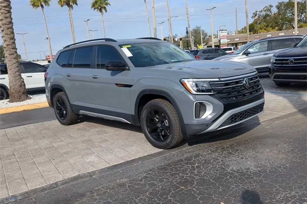 2025 Volkswagen Atlas Peak Edition SE photo 1