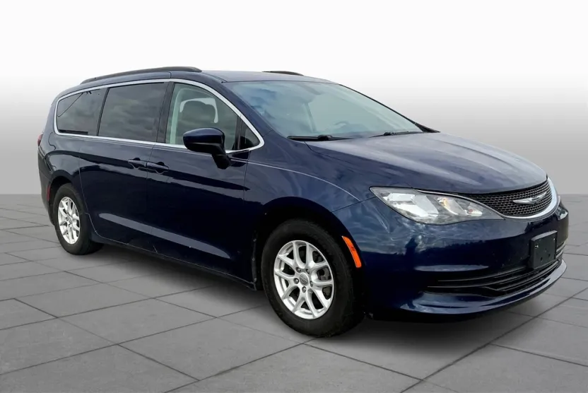2017 Chrysler Pacifica Touring photo 1