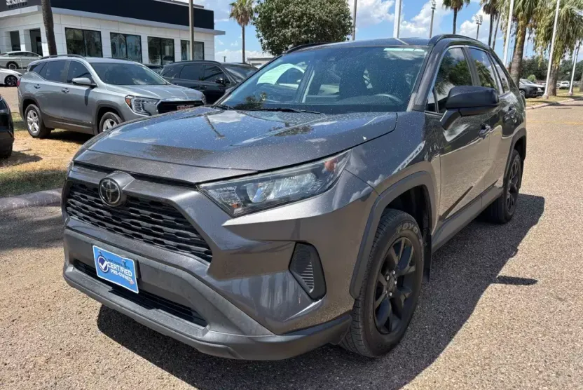 2021 Toyota RAV4 LE photo 1