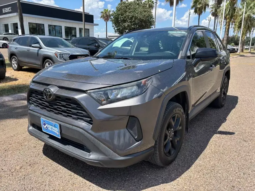 2021 Toyota RAV4 LE photo 1