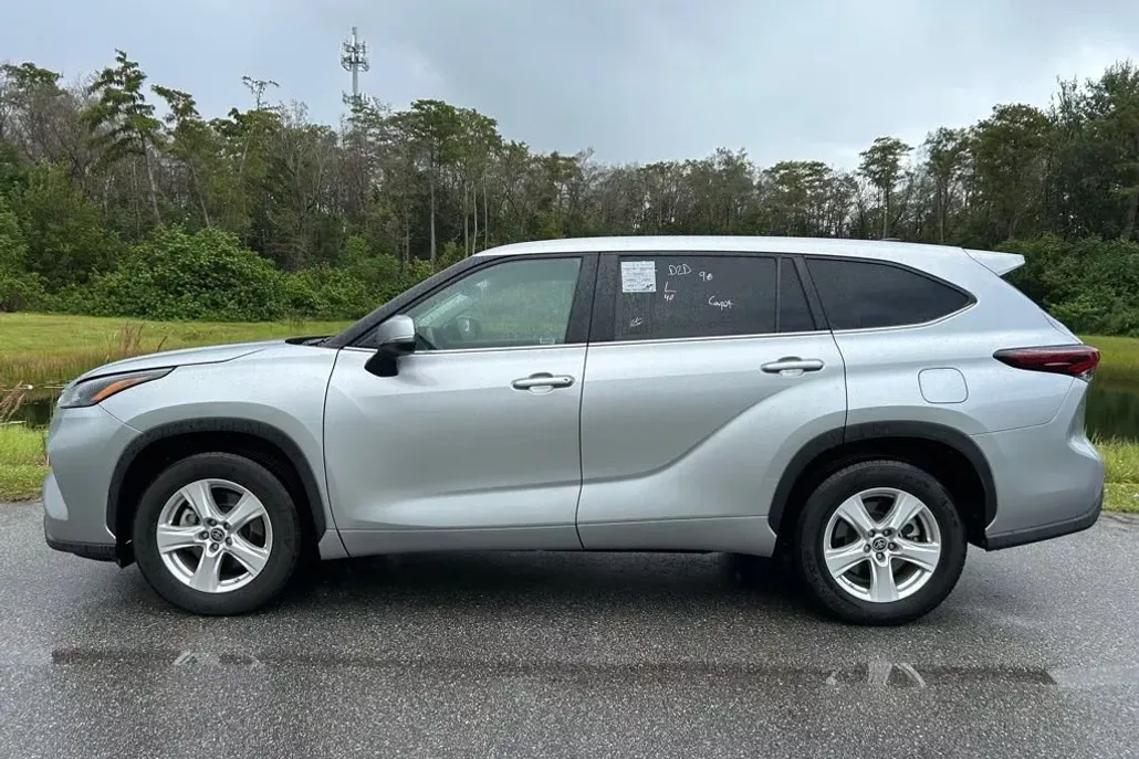 2024 Toyota Highlander LE photo 1