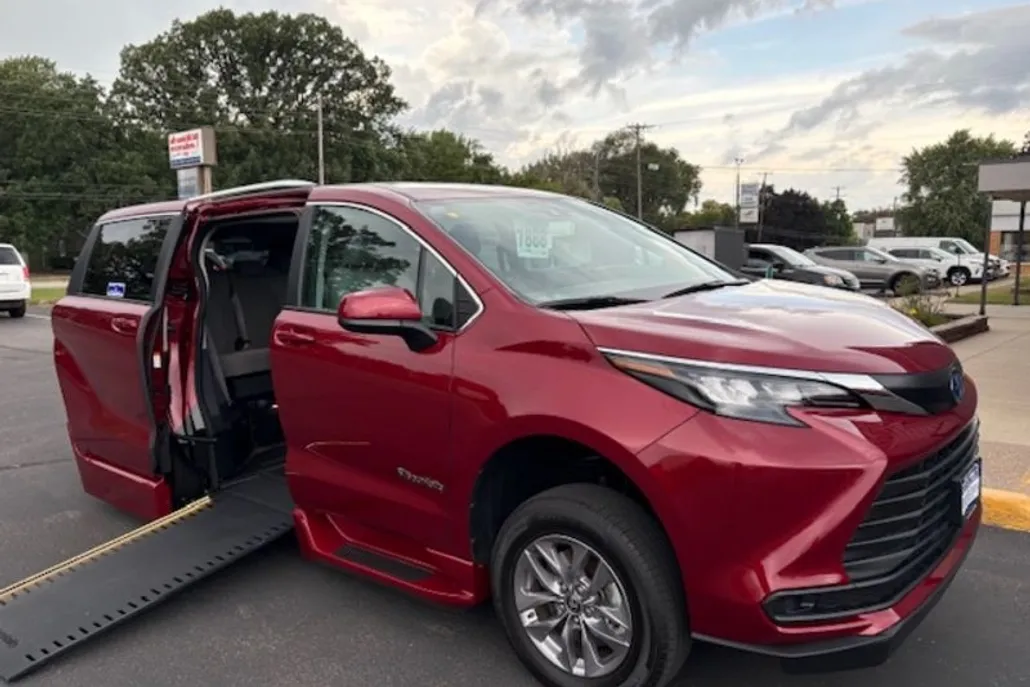 2024 Toyota Sienna LE photo 1