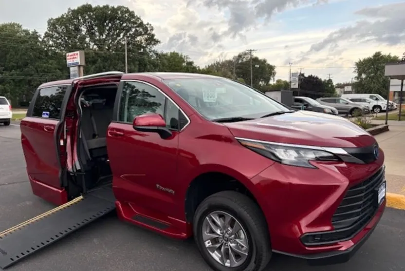2024 Toyota Sienna LE photo 1