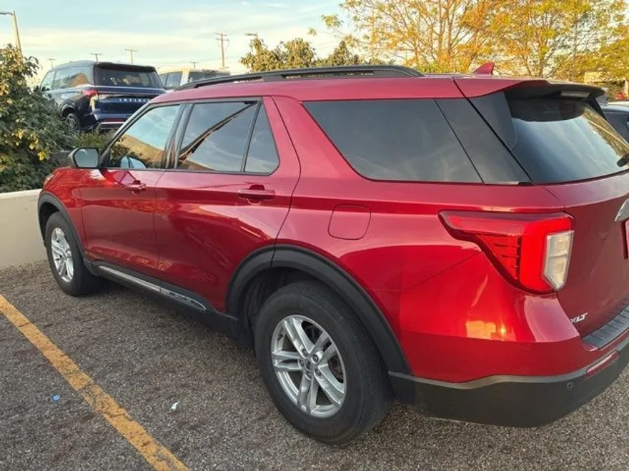 2020 Ford Explorer XLT photo 1