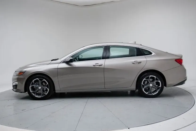 2024 Chevrolet Malibu 1LT photo 1
