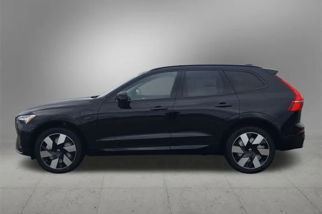 2025 Volvo XC60 Plus T8 photo 1
