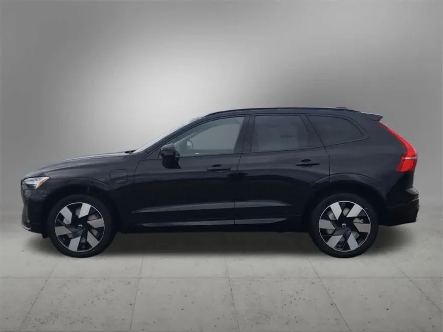 2025 Volvo XC60 Plus T8 photo 1