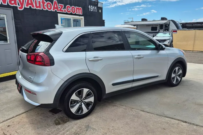 2017 Kia Niro FE photo 1