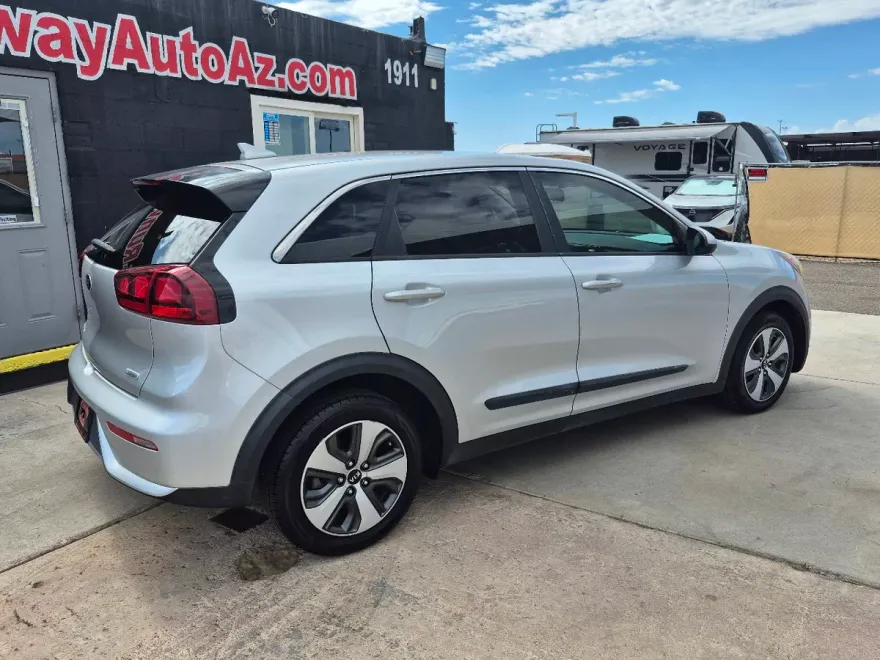 2017 Kia Niro FE photo 1