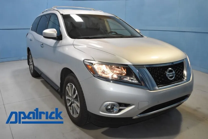 2016 Nissan Pathfinder SV photo 1