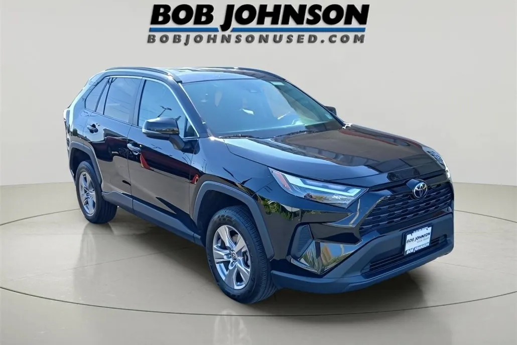 2022 Toyota RAV4 XLE photo 1