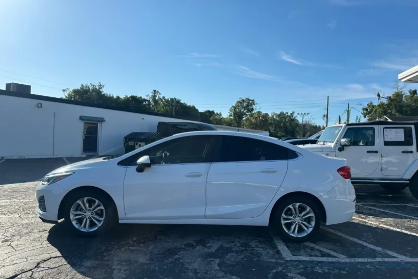 2019 Chevrolet Cruze LT photo 1