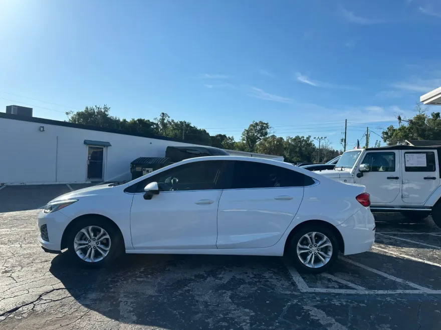 2019 Chevrolet Cruze LT photo 1