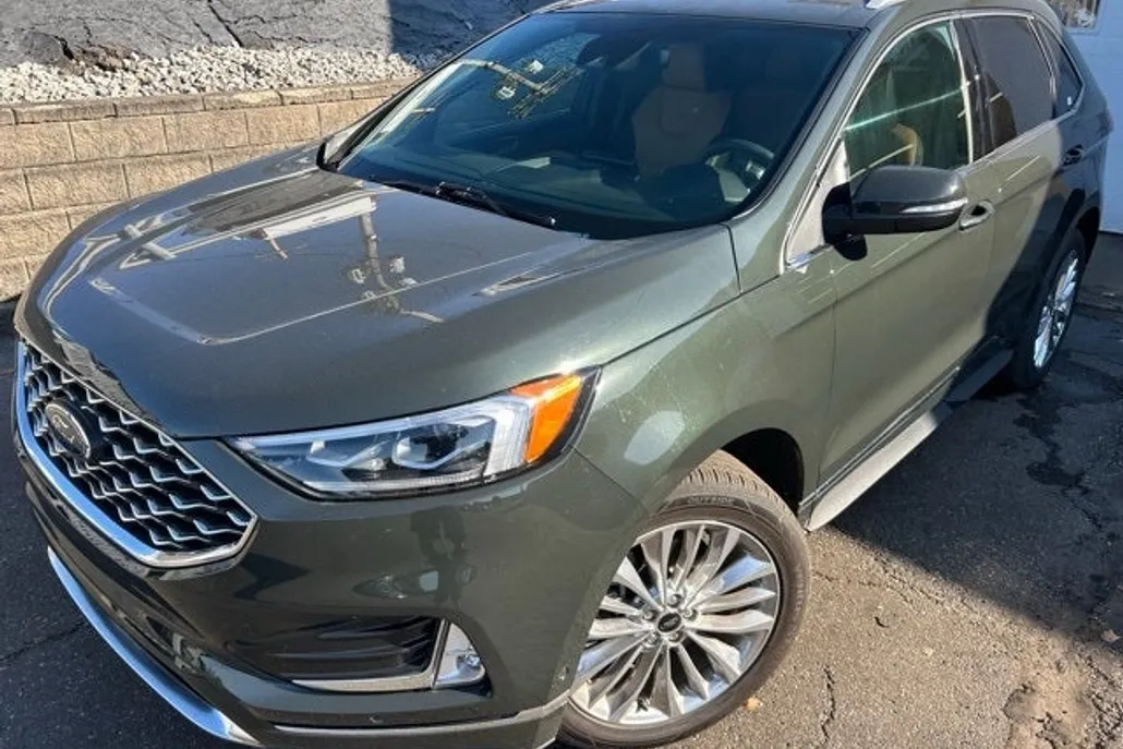 2024 Ford Edge Titanium photo 1