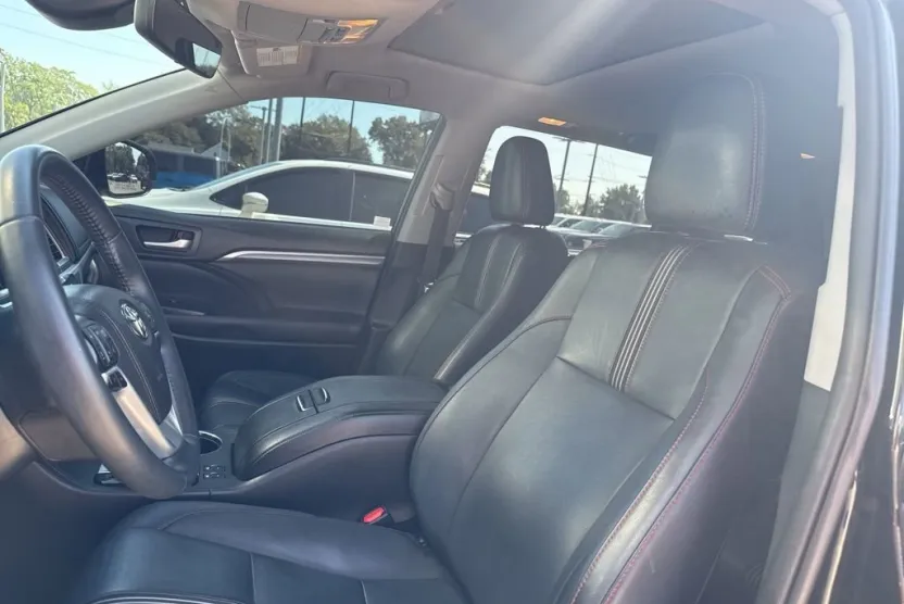 2019 Toyota Highlander SE photo 1
