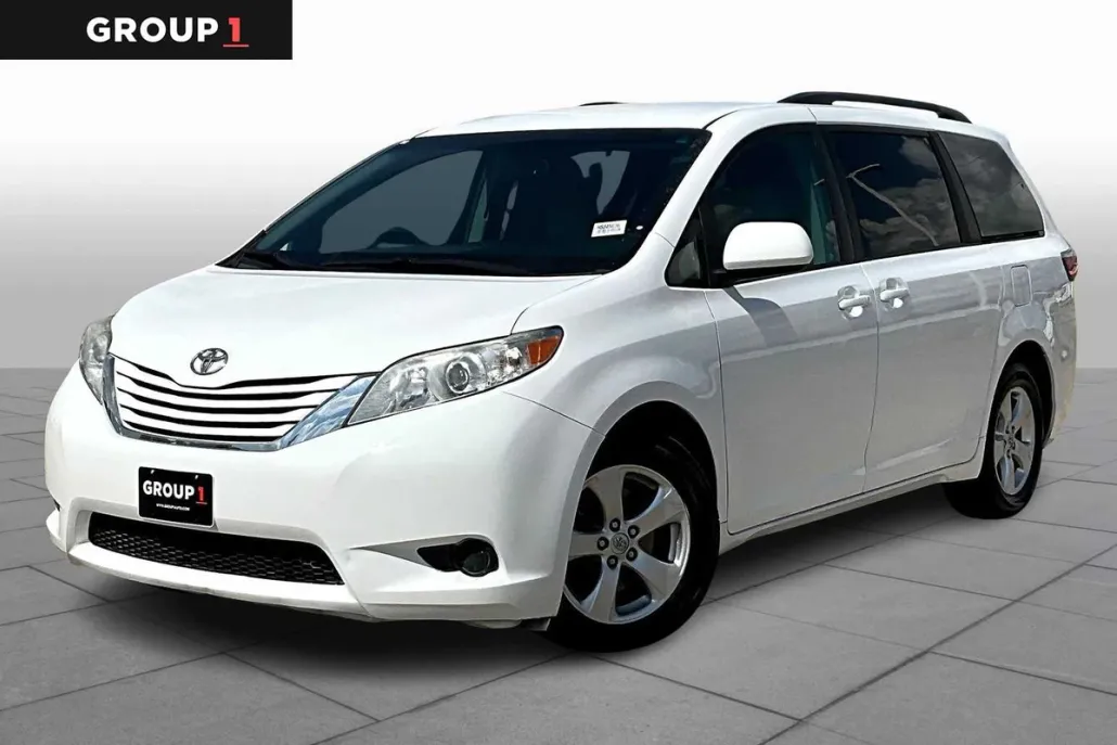2017 Toyota Sienna LE photo 1