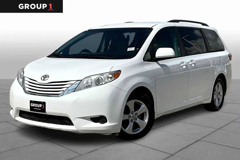 2017 Toyota Sienna LE photo 1