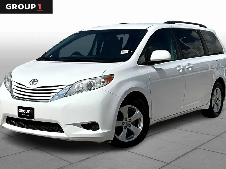 2017 Toyota Sienna LE photo 1