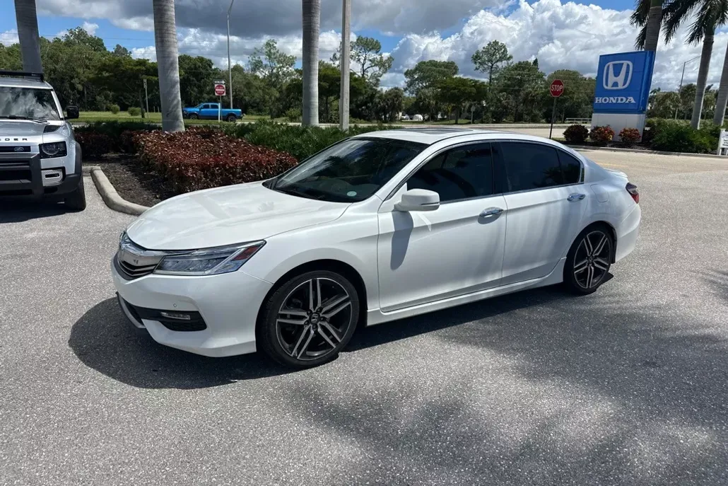2017 Honda Accord Touring photo 1
