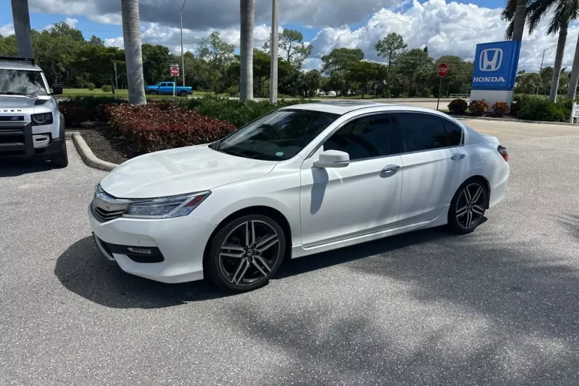 2017 Honda Accord Touring photo 1
