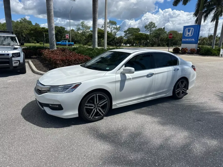 2017 Honda Accord Touring photo 1