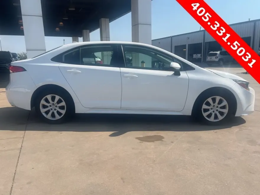 2024 Toyota Corolla LE photo 1