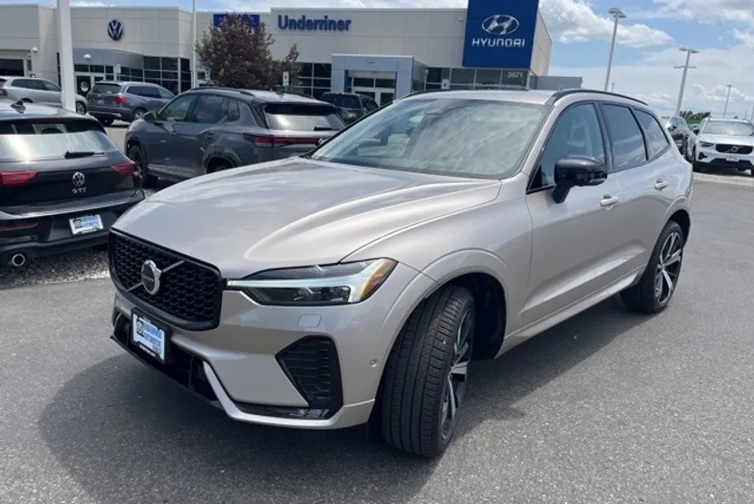 2025 Volvo XC60 B5 photo 1