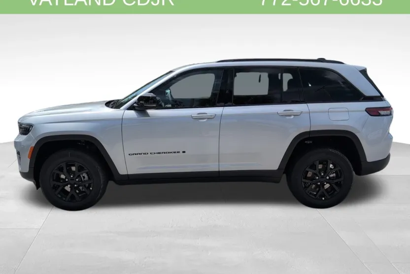2025 Jeep Grand Cherokee Laredo Altitude photo 1