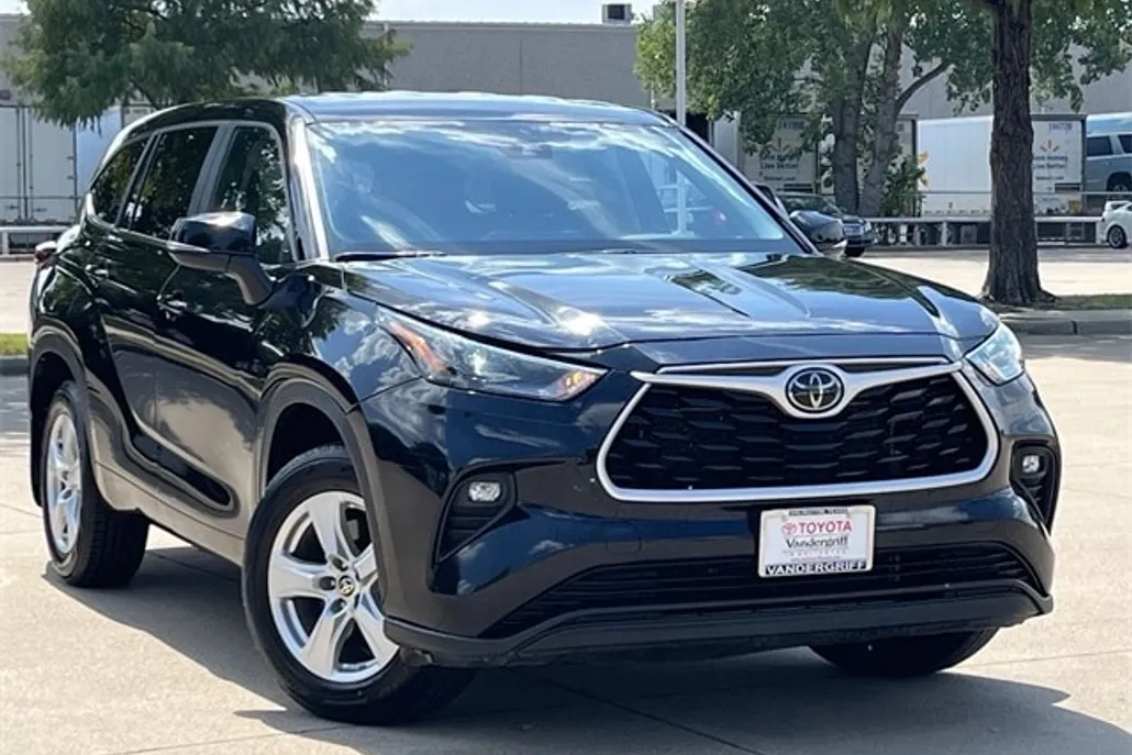 2024 Toyota Highlander LE photo 1