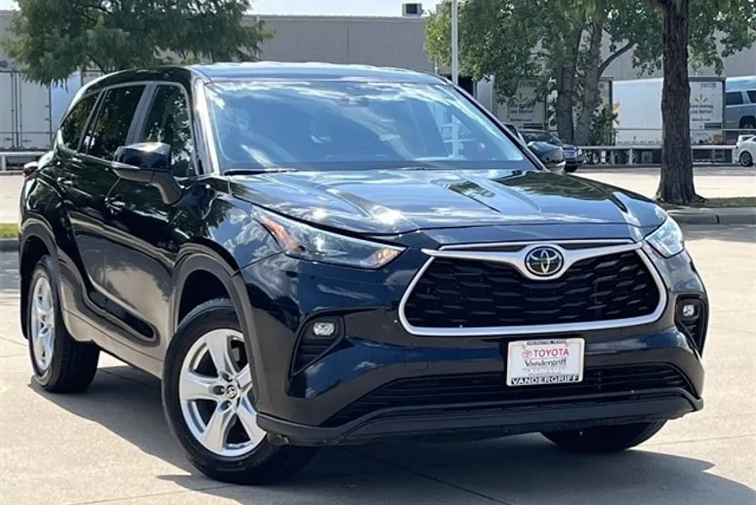 2024 Toyota Highlander LE photo 1