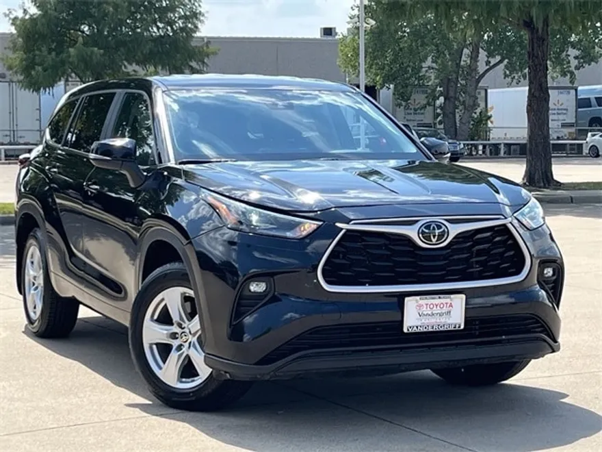 2024 Toyota Highlander LE photo 1