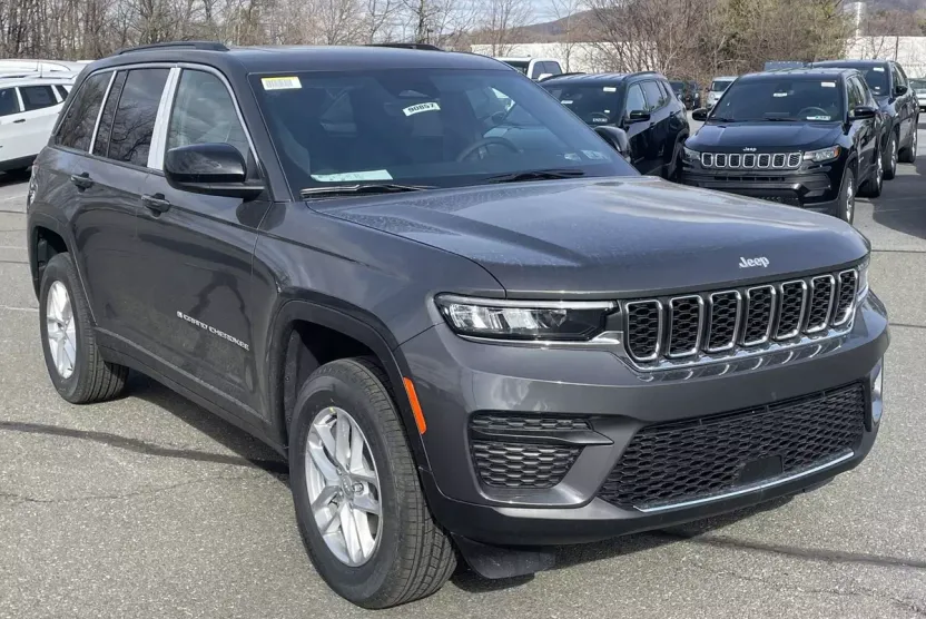 2025 Jeep Grand Cherokee Laredo photo 1