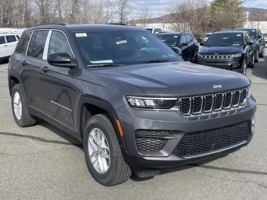 2025 Jeep Grand Cherokee Laredo photo 1