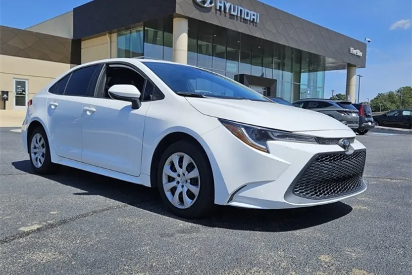 2021 Toyota Corolla LE photo 1