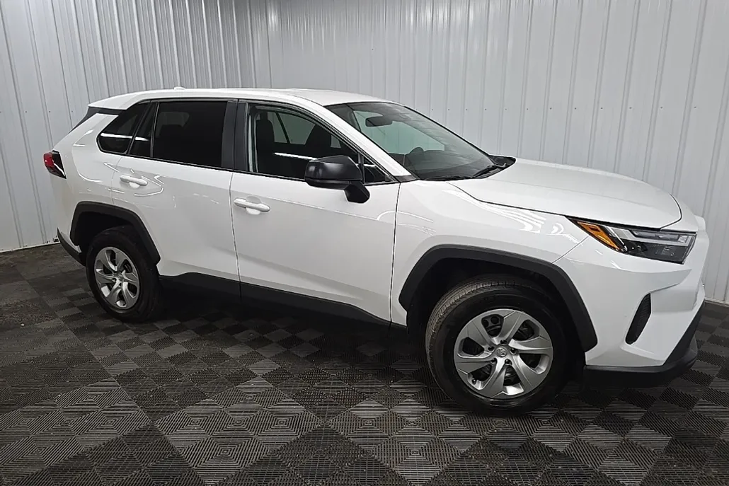 2023 Toyota RAV4 LE photo 1