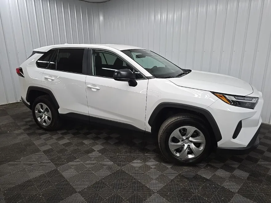 2023 Toyota RAV4 LE photo 1