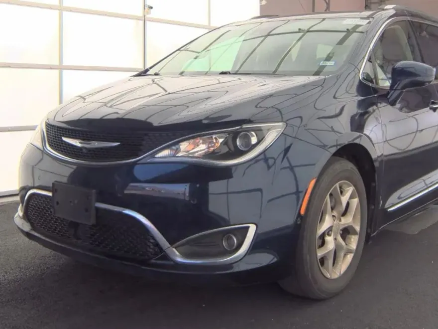 2017 Chrysler Pacifica Touring Plus photo 1