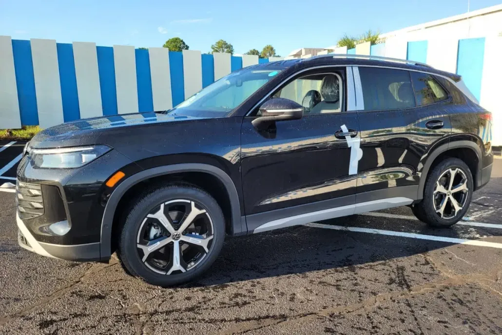 2025 Volkswagen Tiguan SE photo 1