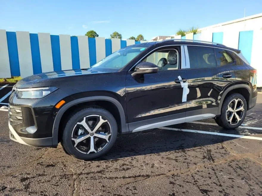 2025 Volkswagen Tiguan SE photo 1