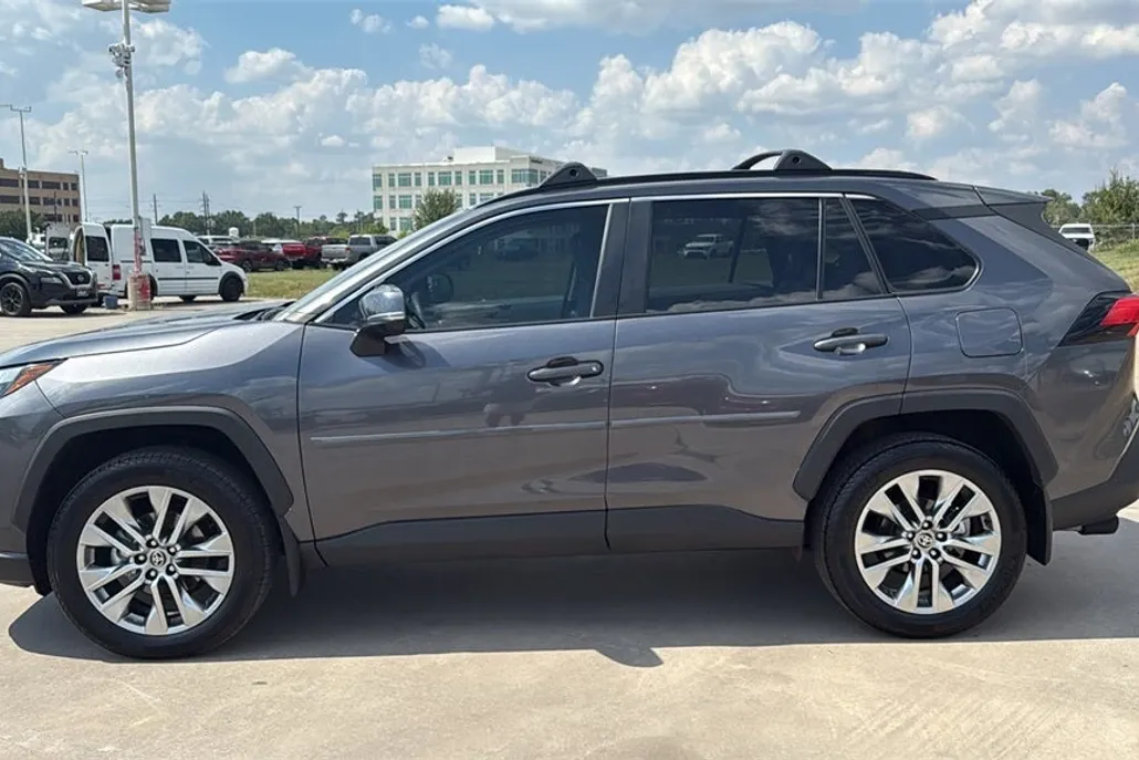 2025 Toyota RAV4 XLE Premium photo 1